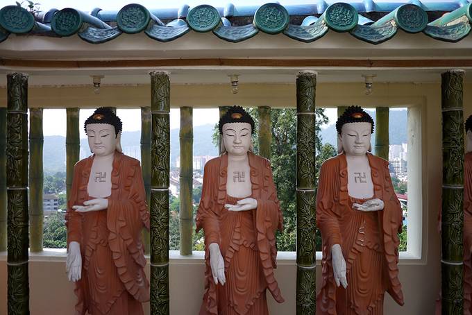 statues in kek lok si