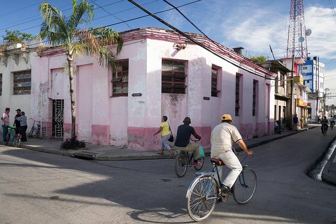 Street life in Bayamo